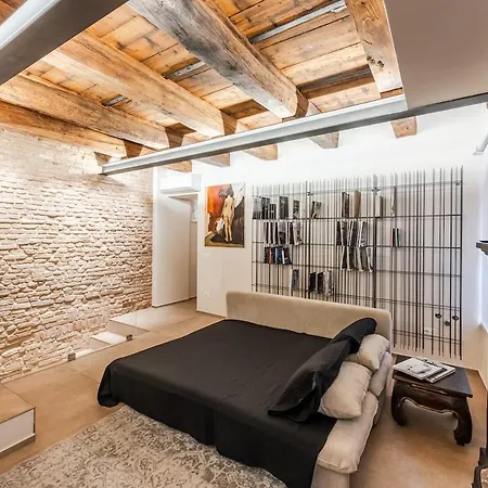 Exclusive Academy House *