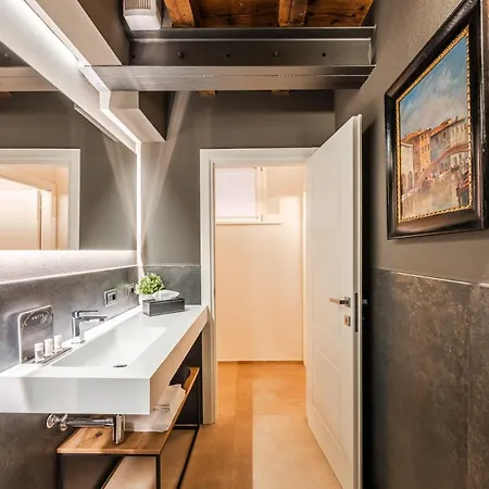 Exclusive Academy House *