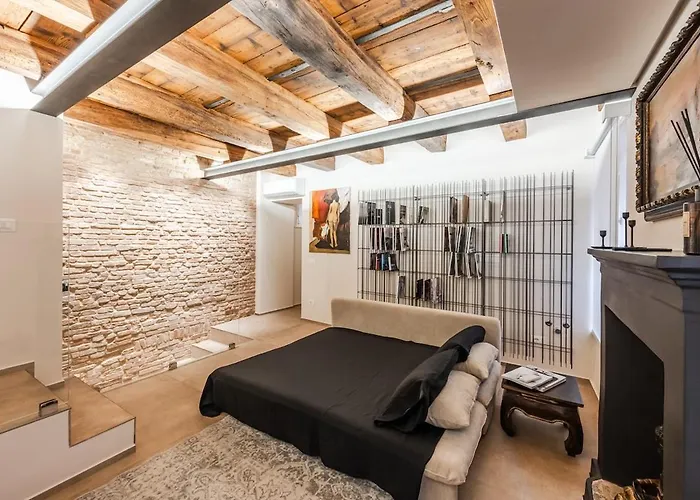 Exclusive Academy House *