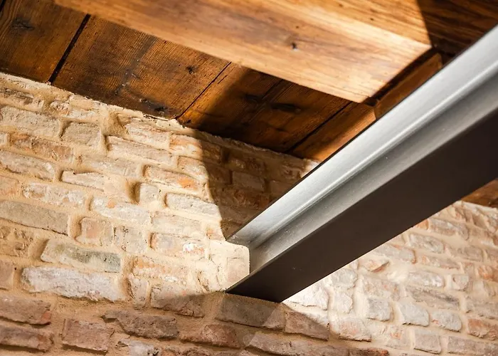 Exclusive Academy House *