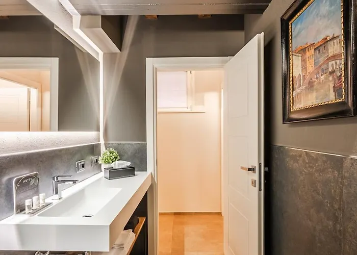 Exclusive Academy House *